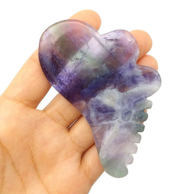 Fluorite arc-en-ciel naturel avec des outils de massage de grattage de gua sha colorés 95 * 55 mm