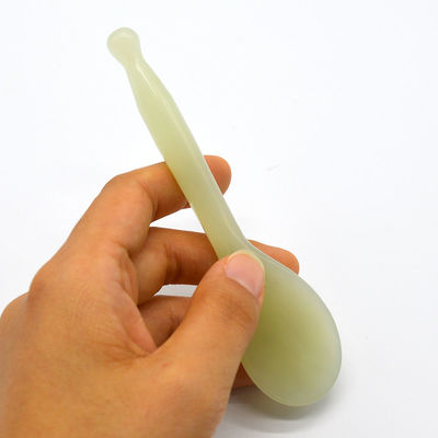 Soins du corps Xiuyan Jade Gua Sha Outil de massage en forme de cuillère verte Outil de scarification de Guasha pour la santé et le bien-être