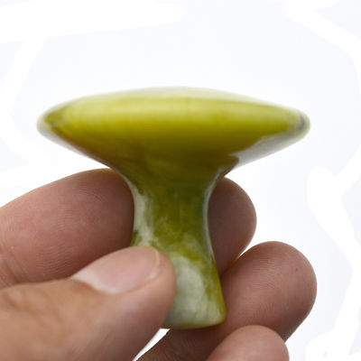 Propriétés du masseur Moule verte en forme de jade grattant Gua Sha Outil pour le massage corporel et la beauté