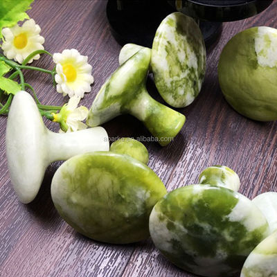 Propriétés du masseur Moule verte en forme de jade grattant Gua Sha Outil pour le massage corporel et la beauté