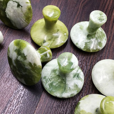 Propriétés du masseur Moule verte en forme de jade grattant Gua Sha Outil pour le massage corporel et la beauté