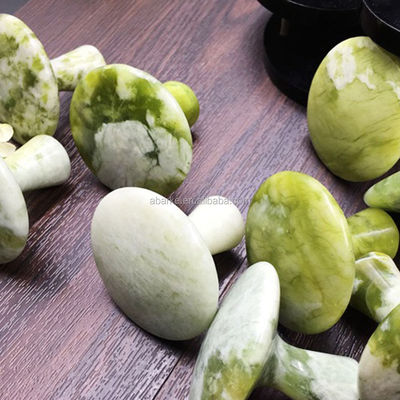 Propriétés du masseur Moule verte en forme de jade grattant Gua Sha Outil pour le massage corporel et la beauté