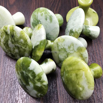 Propriétés du masseur Moule verte en forme de jade grattant Gua Sha Outil pour le massage corporel et la beauté
