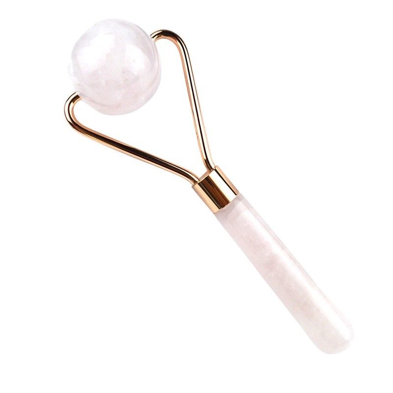 Le rouleau facial en quartz rose et la plaque de grattage en pierre naturelle sont le secret d'un massage facial relaxant.