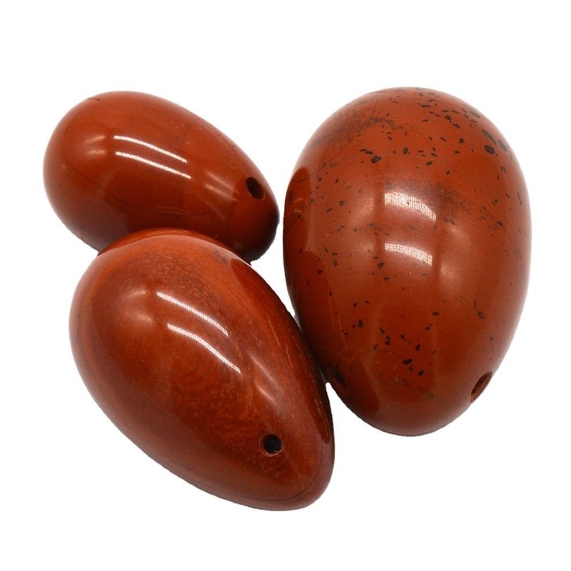 Des œufs de jade creusés en jaspe rouge, des œufs de Yoni naturels, pour la santé physiologique des femmes.