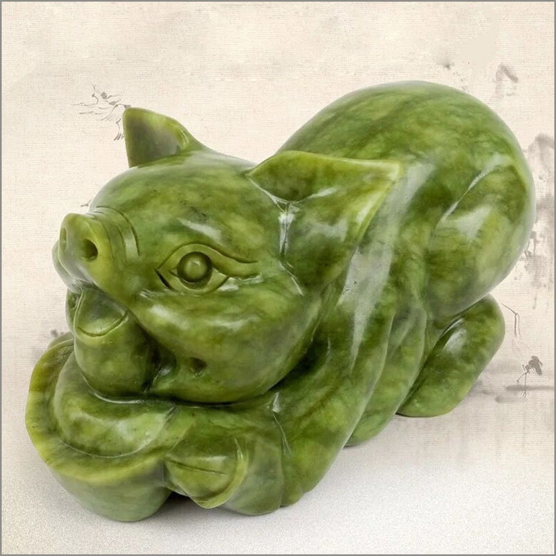 Le cochon de Feng Shui au Jade est une statue naturelle de cochon sculptée