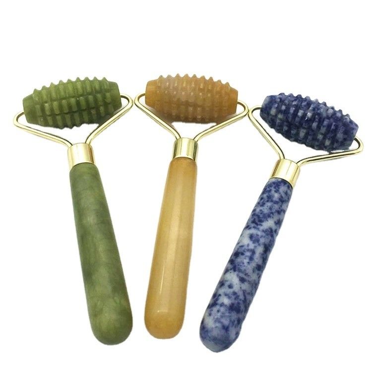 Des rouleaux de Guasha en jade vert naturel à pointe pour le massage du visage