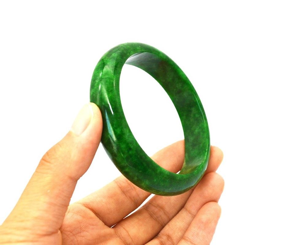 Des bracelets en jade vert en émail d'amour Des bracelets en jade féminin Un bracelet en jade naturel en Birmanie Un article chaud pour les amateurs de Feng Shui