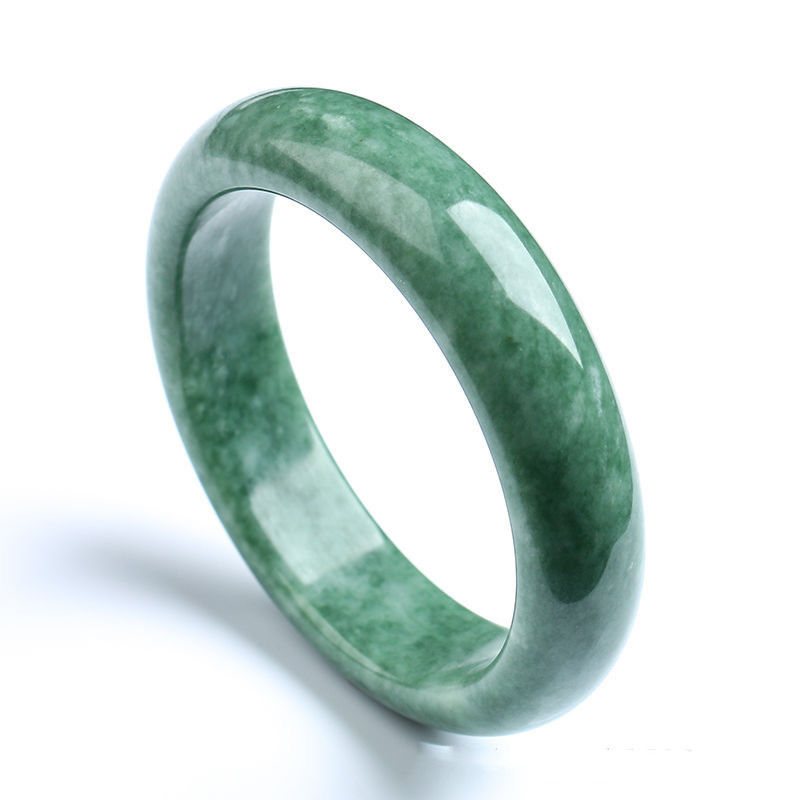 Un bracelet en jade vert foncé, un bijou intemporel pour votre collection