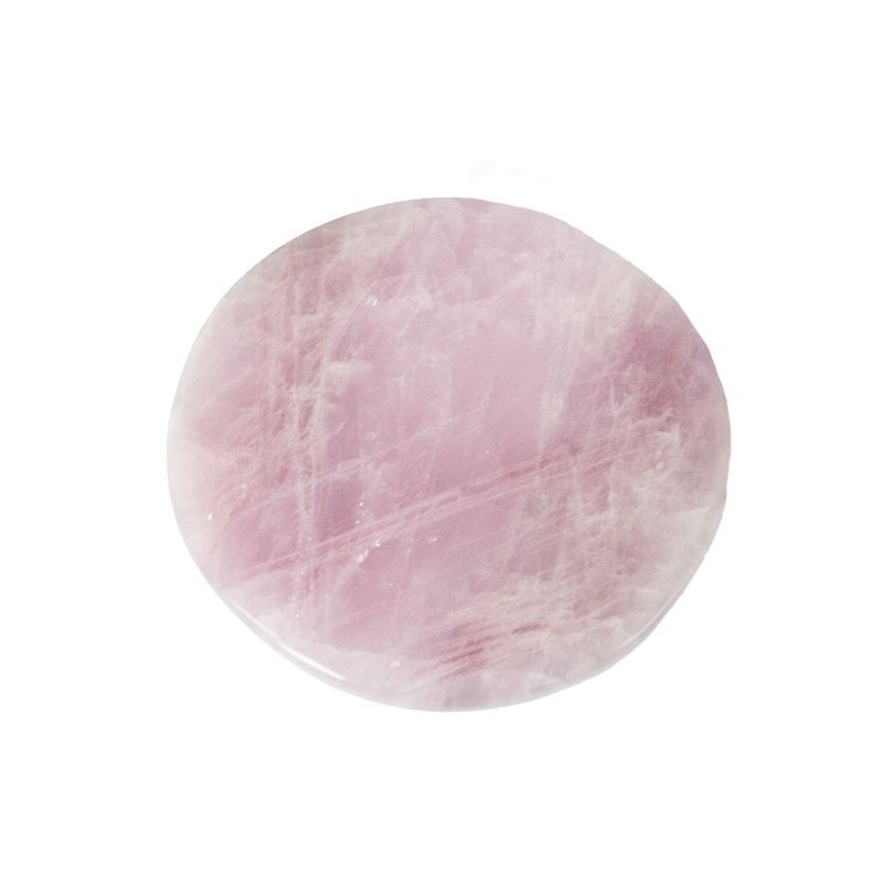 La pierre précieuse est une pierre précieuse de couleur rose.