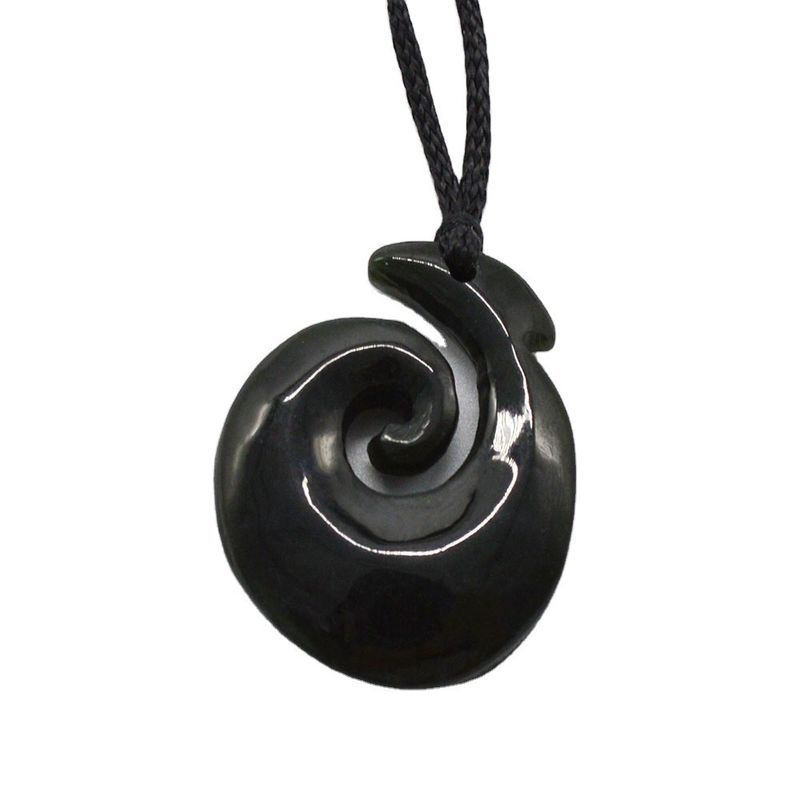 Pendentif en forme de crochet en néphrite de jade éternité avec finition polie et sculpture Maori Koru de Zélande