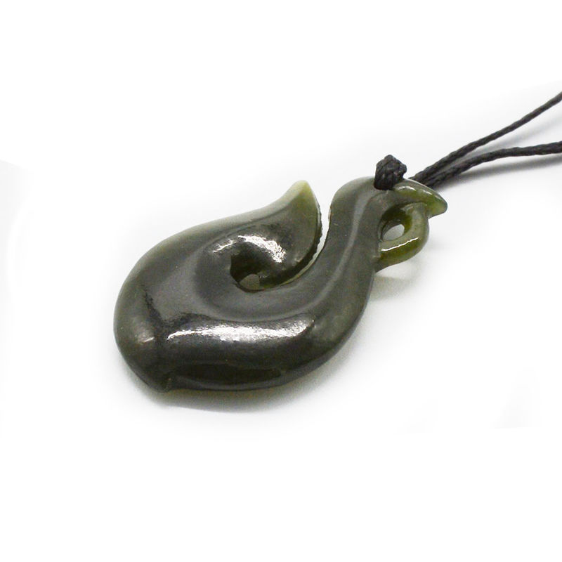 Caractéristique régionale Nephrite vert naturel Jade Petit Collier d'infini maori stylisé avec un design en forme de S