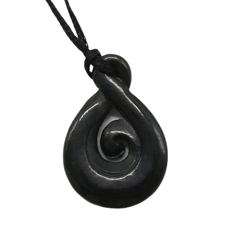 Collier en néphrite de jade chinois sculpté avec talisman de manaia gravé et gravure de type sculpté