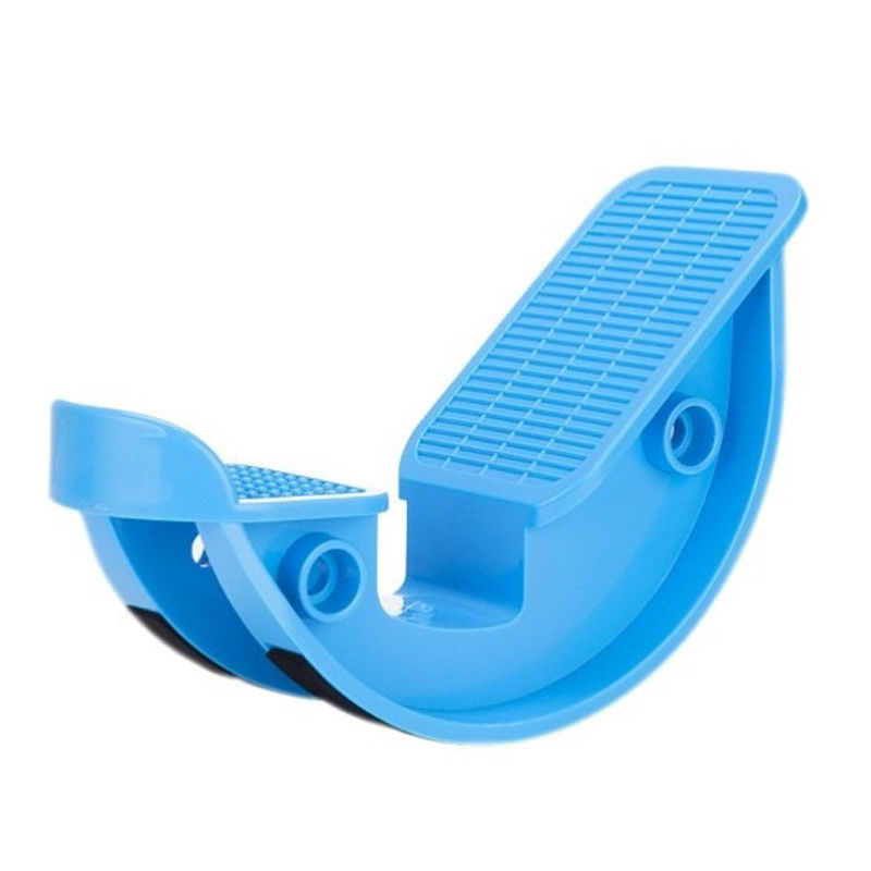 Massage et étirement des muscles des jambes facilité avec des outils d'assistance en yoga plastique