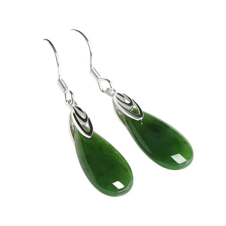 Des boucles d'oreilles en nephrite vert en jade avec impression de logo sur mesure