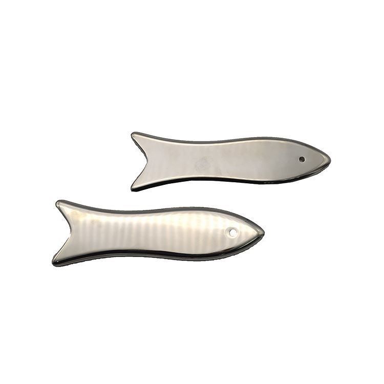 Tableau de guasha en acier inoxydable en forme de poisson Outil de massage traditionnel en métal pour le visage et le corps