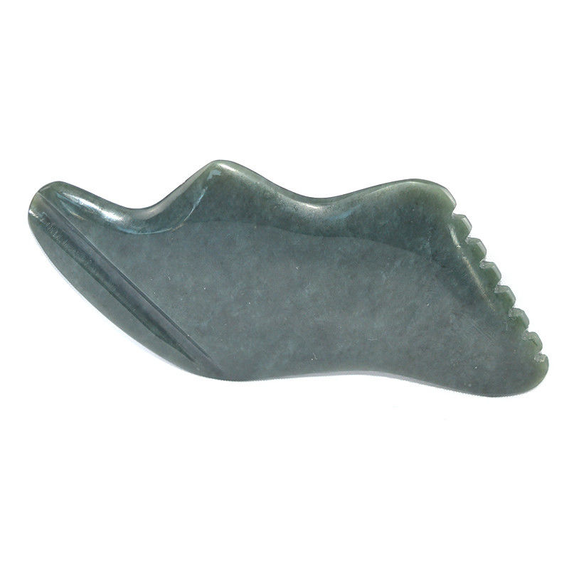 Forme de foudre vert foncé Néphrite naturel hétien Jade Gua Sha Outil de massage pour logo personnalisé Self Skin Health Care Spa