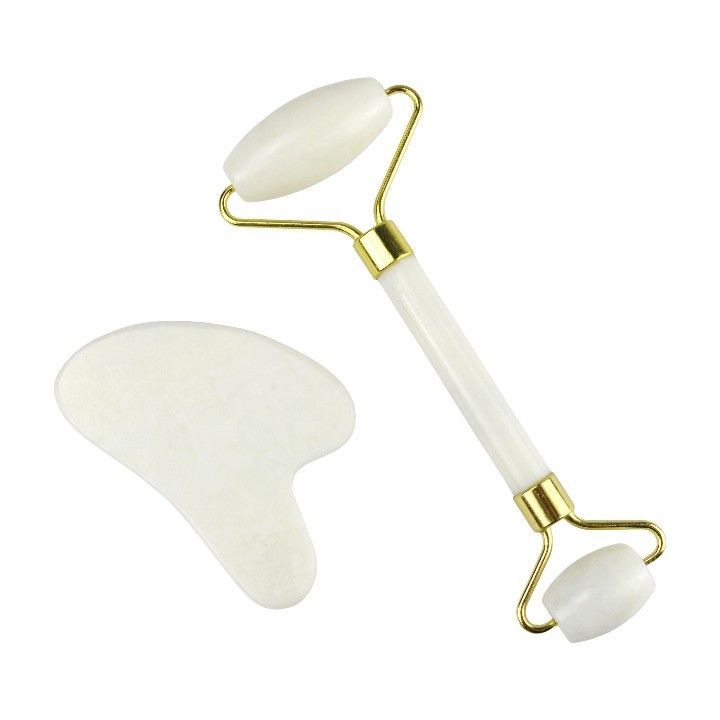 Une planche de Guasha en pierre de jade naturelle pour le massage du visage