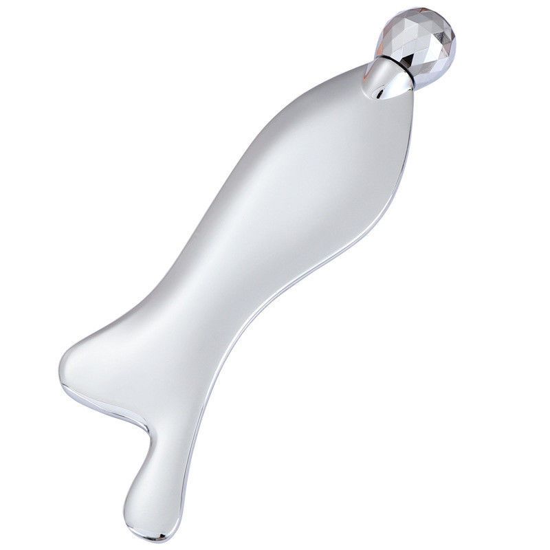 Logo personnalisé Disponible en forme de poisson Plaque de grattage en alliage de zinc mince minceur du visage rouleau des yeux en acier inoxydable outil de massage Guasha