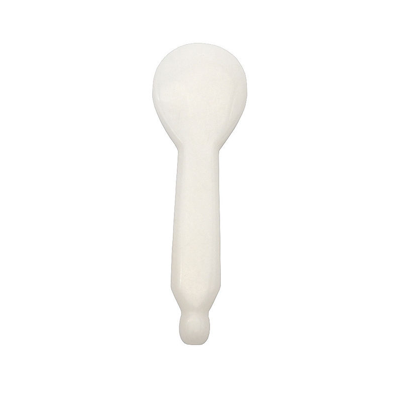 Un bâton de massage Gua Sha en jade blanc pour le massage facial et le point d'acupuncture