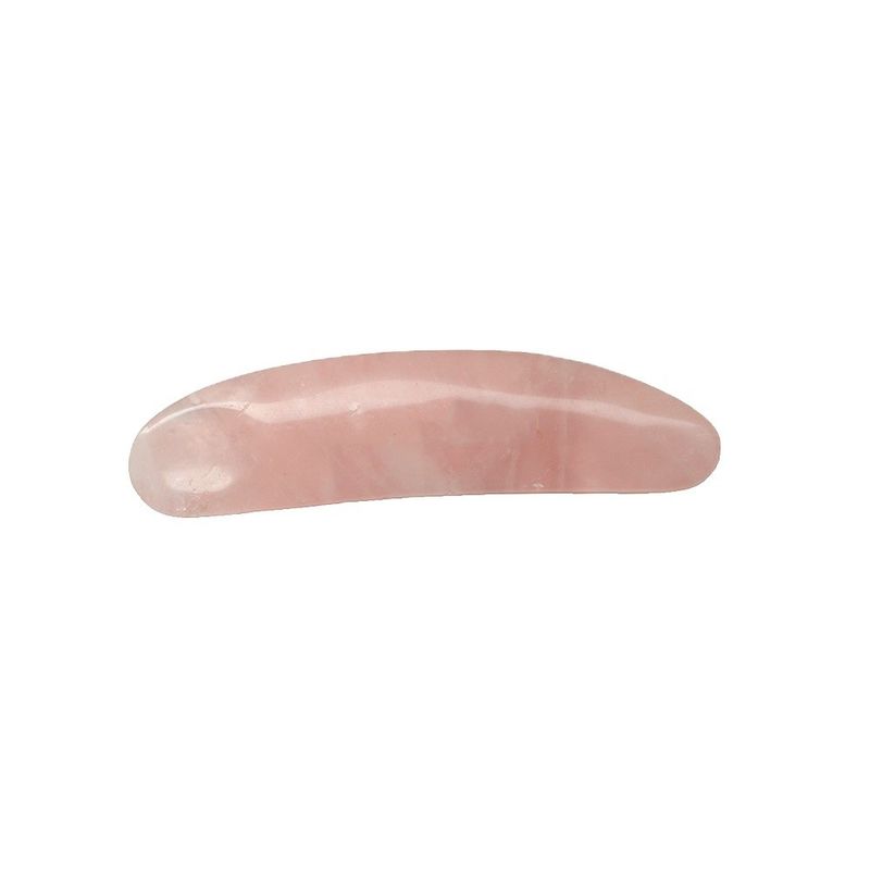 Réduisez le gonflement avec une spatule cosmétique incurvée et une crème pour les yeux mini rose quartz appliquée sur le visage