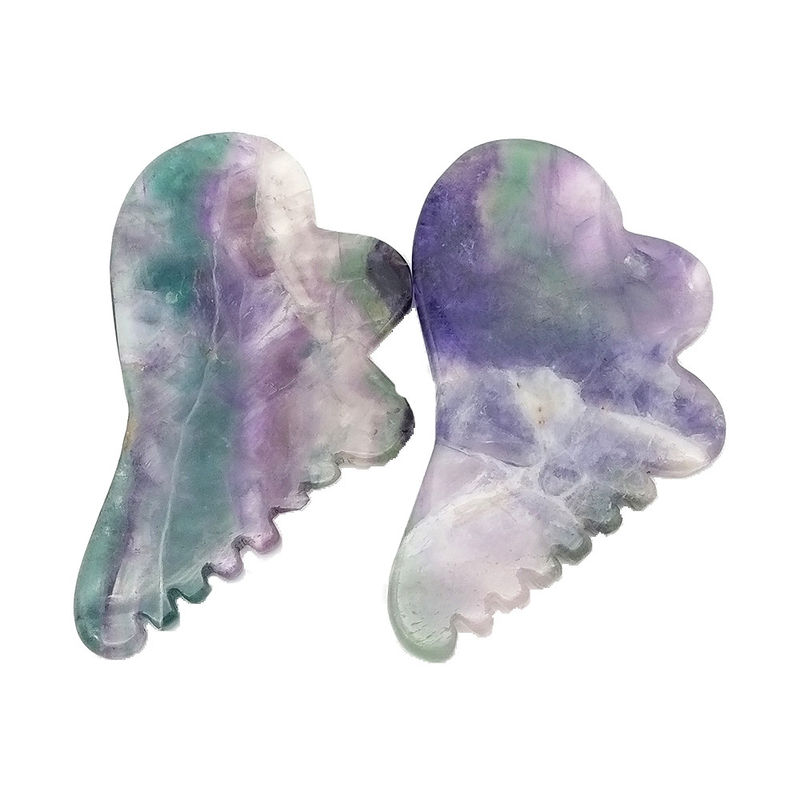 Fluorite arc-en-ciel naturel avec des outils de massage de grattage de gua sha colorés 95 * 55 mm