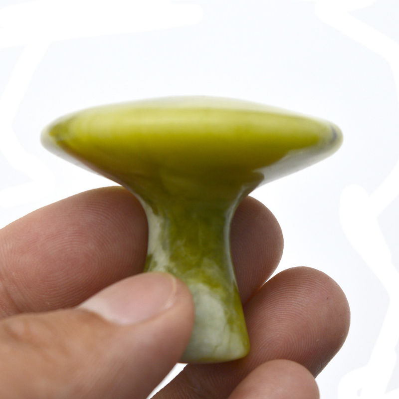 Propriétés du masseur Moule verte en forme de jade grattant Gua Sha Outil pour le massage corporel et la beauté